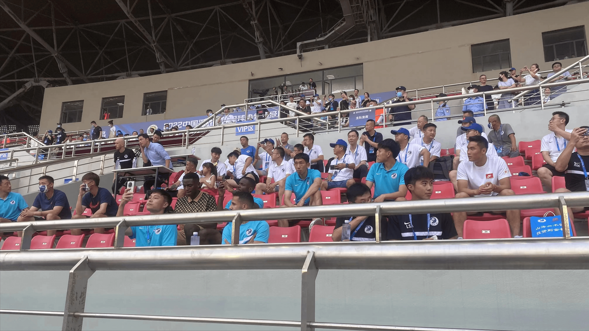 冰球赛场再起风云：漠南赤兔队爆冷漠南火箭队，新援首秀制胜外援联手发威的简单介绍